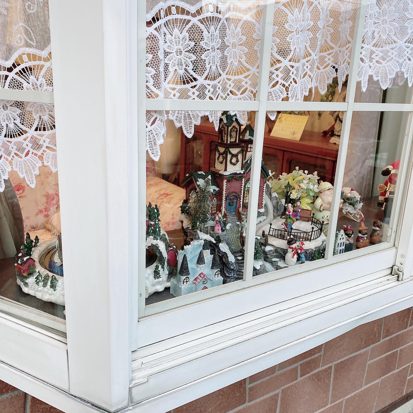 こんにちは！
はっぴーオークションです🥰

出窓をクリスマス仕様にしました🏼️

ジオラマの模型がとてもキュートですね
まだ11月ですが、心はもうクリスマス1色です( ⸍ɞ̴̶̷ ·̫ ɞ̴̶̷⸌ )

当店にもサンタさん来ないかな🏻♪
