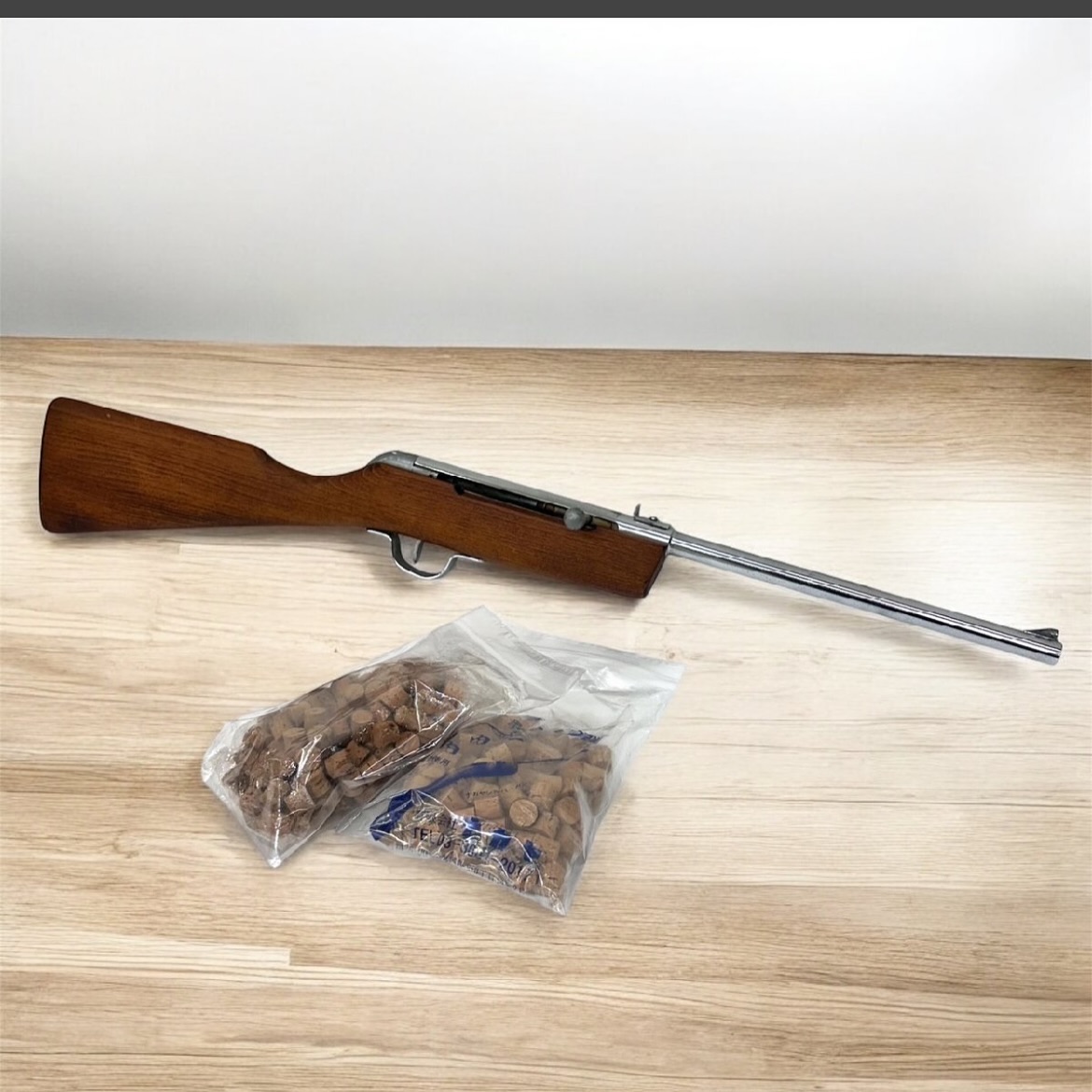 温泉街や縁日の露店での射的ゲームに使われている本格的な射的ゲーム用ライフルです
握りやすく狙いをつけやすい木製グリップとずっしりとした金属部の重量感が、ライフルの存在感を引き立てます

専用コルク弾付属しております
⁡
⁡
⁡