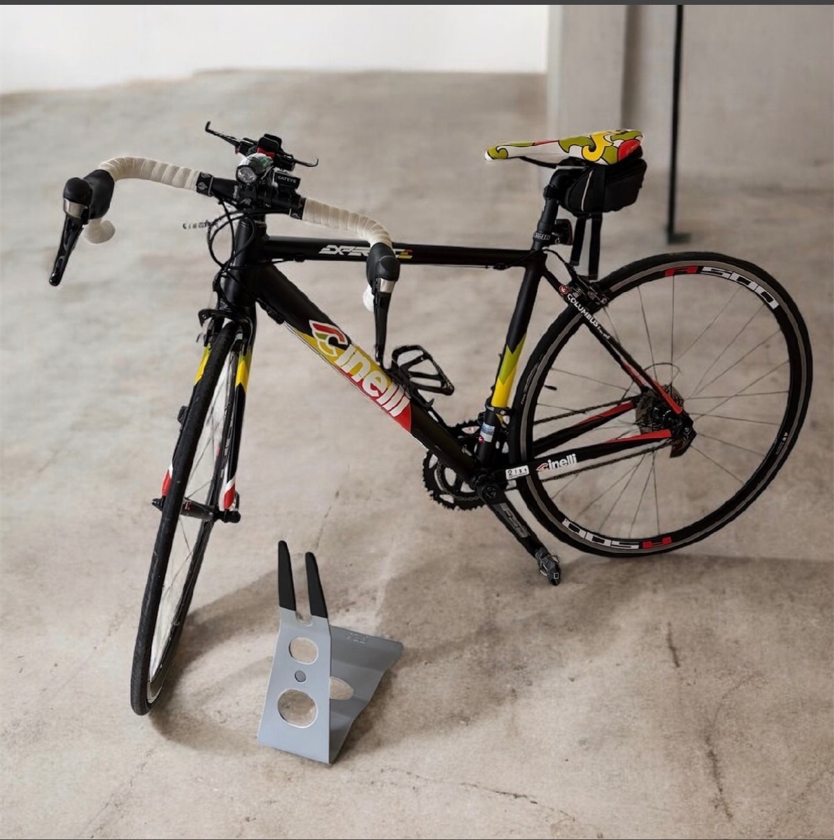 **イタリアの老舗ブランド CINELLI が手掛ける高性能アルミロードバイク〈EXPERIENCE〉**

流れるようなイタリアンデザインと、目を惹くカラーリング＆グラフィックがとにかく美しい一台
眺めているだけでワクワクする、そんな存在感…

フレームには、Columbus社製の高品質アルミチューブを採用。
軽量なのにしっかりとした剛性感で、踏み出した瞬間スッと前へ伸びる走り心地🚴‍♀️

週末ライドも、日常の移動も
思わず “乗りたくなる” 特別感のあるバイクです🤍