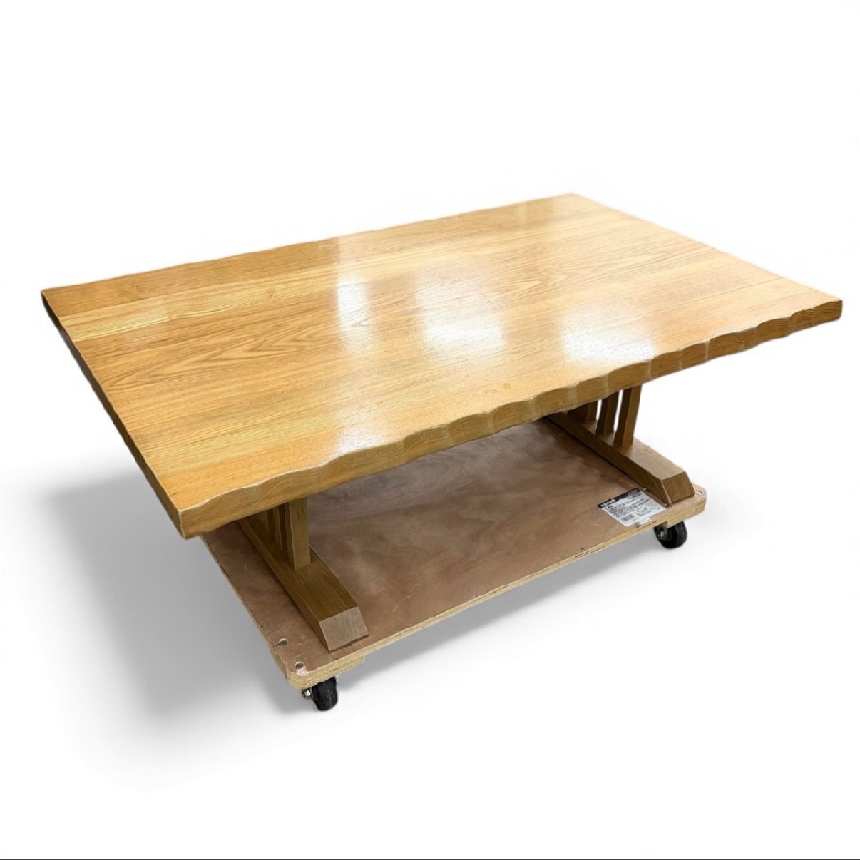 木目の美しさが際立つ、木製一枚板のローテーブルです

天板はしっかりとした厚みがあり、自然な風合いと手作り感のある縁の仕上げが魅力

リビングのセンターテーブルや和室の座卓としても活躍します

スタイルを選ばず、和室・洋室どちらの空間にも調和します。