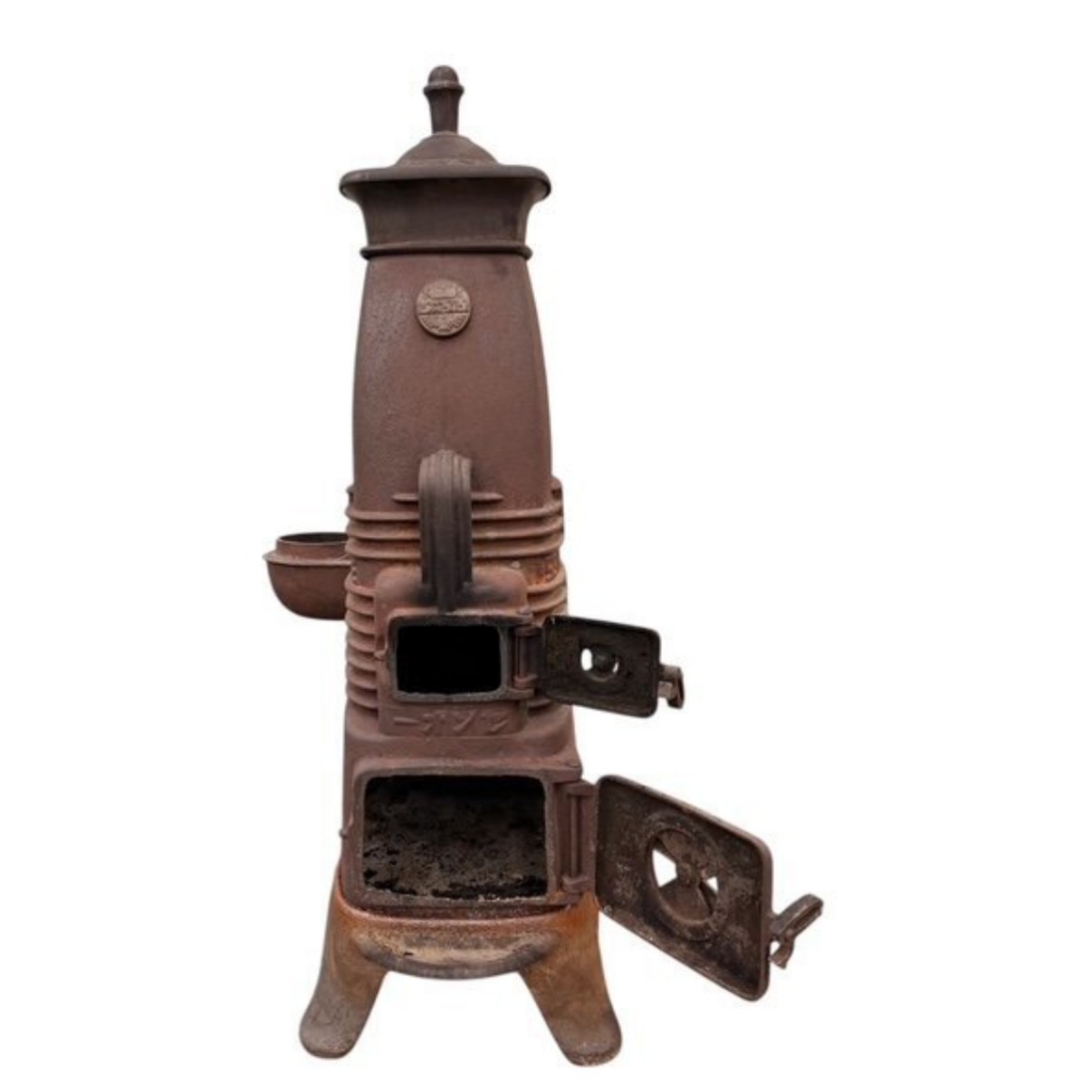 🕰️

レトロ感たっぷりの
アンティーク鋳物だるまストーブ が入りました

昭和の空気をそのまま閉じ込めたような、
ずっしり存在感のあるシルエットが魅力🖤

上部・中央・下部に扉が付いた昔ながらのデザインで、
中央の小窓にはちゃんと通気ダイヤルも残ってます。
使われてきた歴史を感じるサビや使用感も、
味としてそのまま楽しめる一品。

加熱の稼働確認はしていないため、
インテリア・ディスプレイ用としてどうぞ

ショップの什器に、ガレージのアクセントに、
キャンプサイトのフォトスポットにも映える
重厚なビンテージアイテムです