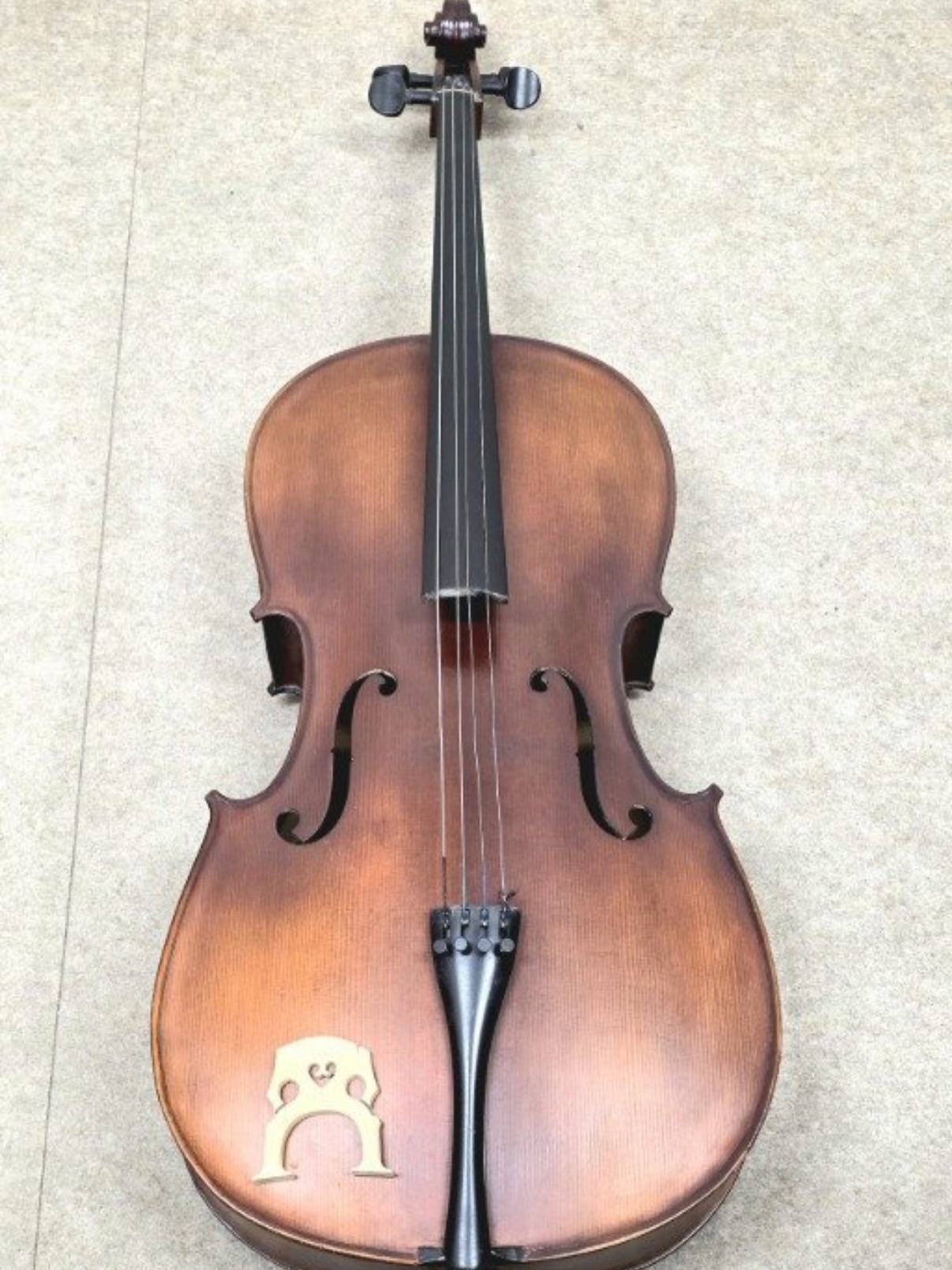 ⁡

 チェロ 

長い時間を過ごしてきたからこその、
深みのある表情と佇まい。

現状はリペアが必要ですが、
手をかければ、またステージやお部屋で
音を響かせてくれる存在です

「育てる楽器」が好きな方、
修理・調整を楽しめる方にぜひ迎えてほしい一本。
このチェロの続きを、次の持ち主さんへ🤍
⁡
⁡
