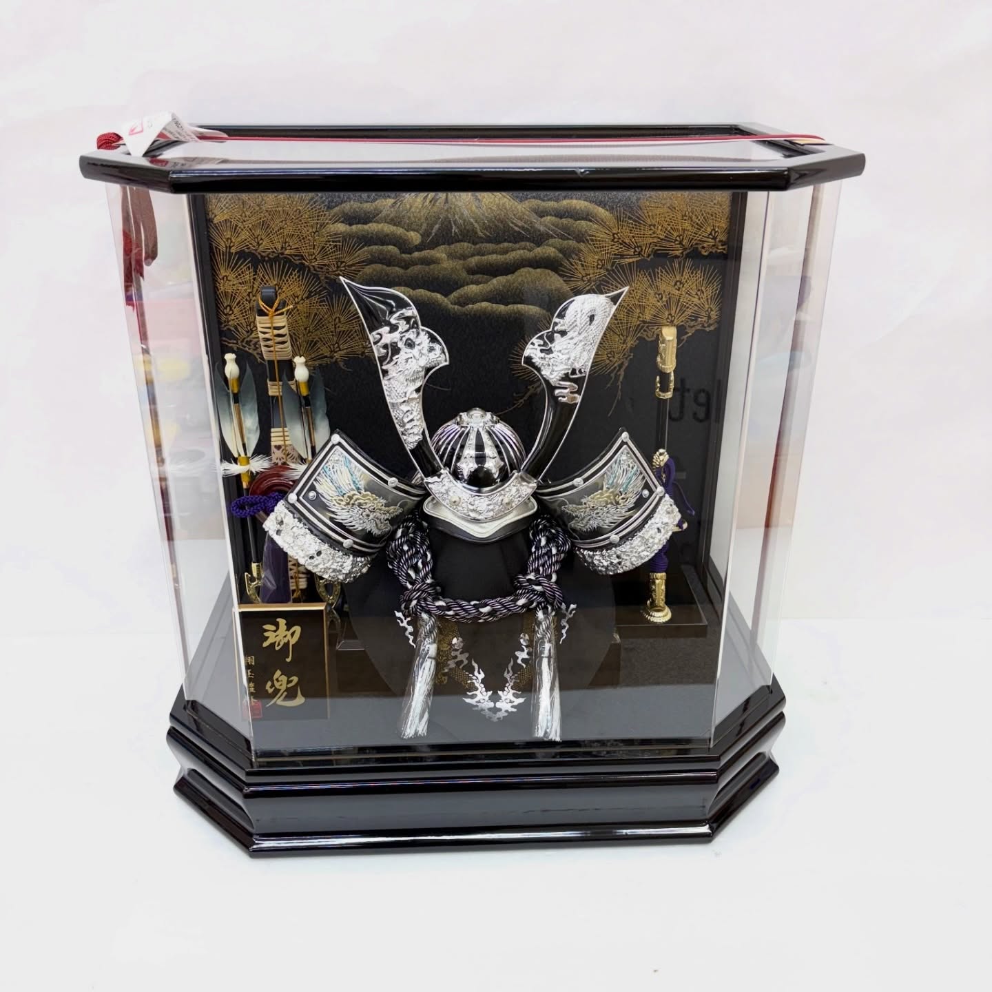 🛡️ 翔玉監修・重厚感あふれる御兜飾り 🛡️

銀色を基調とした精巧な造形が放つ、圧倒的な存在感。
背景に描かれた富士山が、気品と格式をさらに引き立てます。

ケース入りだから
︎ 飾りやすい
︎ ホコリ知らず
︎ 保管もラク

お子さまの健やかな成長を願う、大切な節句にふさわしい逸品です。
⁡
 初節句