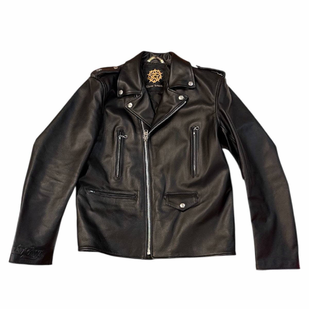 ️
⁡
俺たちの魂、E.YAZAWA。

クローゼットに眠らせておくには熱すぎる。 
矢沢永吉オフィシャルグッズ＆ヴィンテージウェアを一挙公開！

ロックンロールの代名詞、永ちゃんのスピリットを纏う。 ステージの熱狂が蘇る、珠玉のラインナップです。
⁡
⁡
⁡
・Custom Sukajan (スカジャン) 背中に刻まれた豪快な鷲と「Z」の刺繍。 ターコイズブルーにゴールドの袖が映える、まさに主役級の一枚。

・Double & Single Riders Jacket 重厚なカウハイドレザー。
袖の「E.YAZAWA」型押しが渋すぎる。 
これ一着で、背中で語れる男になれる。

・Satin Stadium Jumper 「Rock'n'Roll Spirit」のメッセージが刻まれた、モノトーンのクールなスタジャン。

・Official Jersey & Setup ファン必携のトラックスーツ。
部屋着にするにはもったいない存在感。

・Vintage Denim & Cap 星のペイントが施されたデニムに、使い込まれた風合いのロゴキャップ。 大人のカジュアル・ロックを体現。
⁡

あの夏、あのライブの記憶とともに。
⁡
 「止まらないHa〜Ha」が聞こえてきそうなこの輝き

⁡

気になる方は  のHPから
出品中ページよりアクセスください️
⁡
⁡