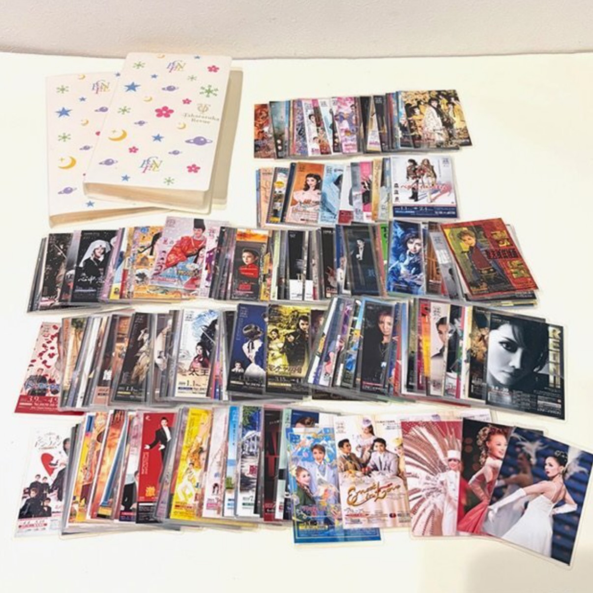 ⁡
宝塚歌劇団の公演ポスターをモチーフにした、
コレクションカードセット
⁡

花・月・雪・星・宙――
各組のスターたちが織りなす、華やかで美しいビジュアルをたっぷり収録しています。

眺めるだけで、あの舞台の感動がよみがえる一枚一枚。
コレクションとしてはもちろん、宝塚ファンの方へのプレゼントにもおすすめです

気になる方はぜひ
 で検索ください[]

⁡