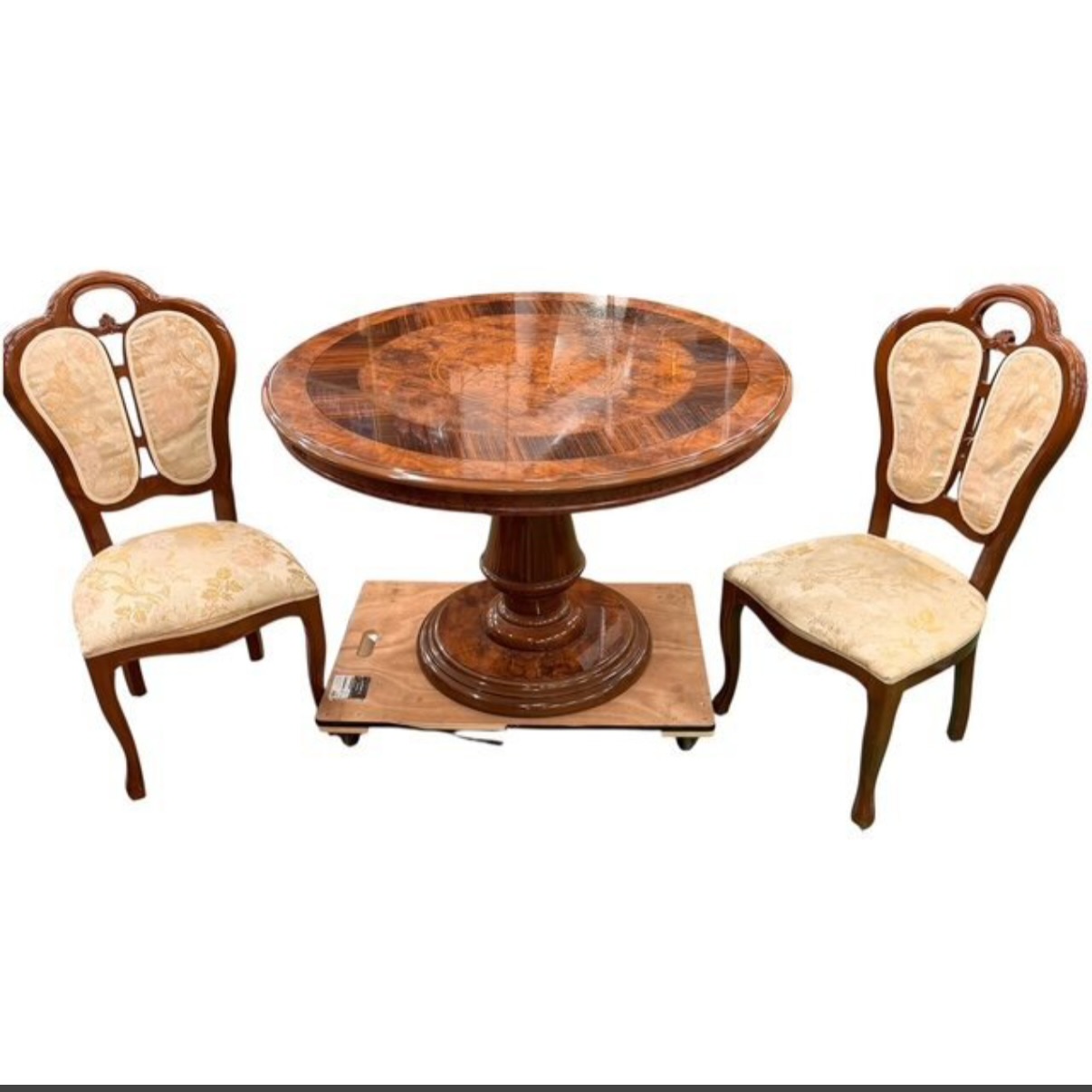 🪑
⁡
美しい木目が魅力のラウンドテーブル。

天板にはさりげない装飾が施され、上品でクラシックな雰囲気を演出します。

中央一本脚のデザインで、空間をすっきりと見せてくれるのもポイント。

合わせたチェアは、優雅な曲線フレームと猫脚が印象的。

花柄ファブリックの座面が、アンティークらしい華やかさを添えてくれます。
⁡

お部屋に置くだけで、まるでヨーロッパのサロンのような空気感に🕯️
⁡
⁡
現在出品中です
⁡
⁡
⁡