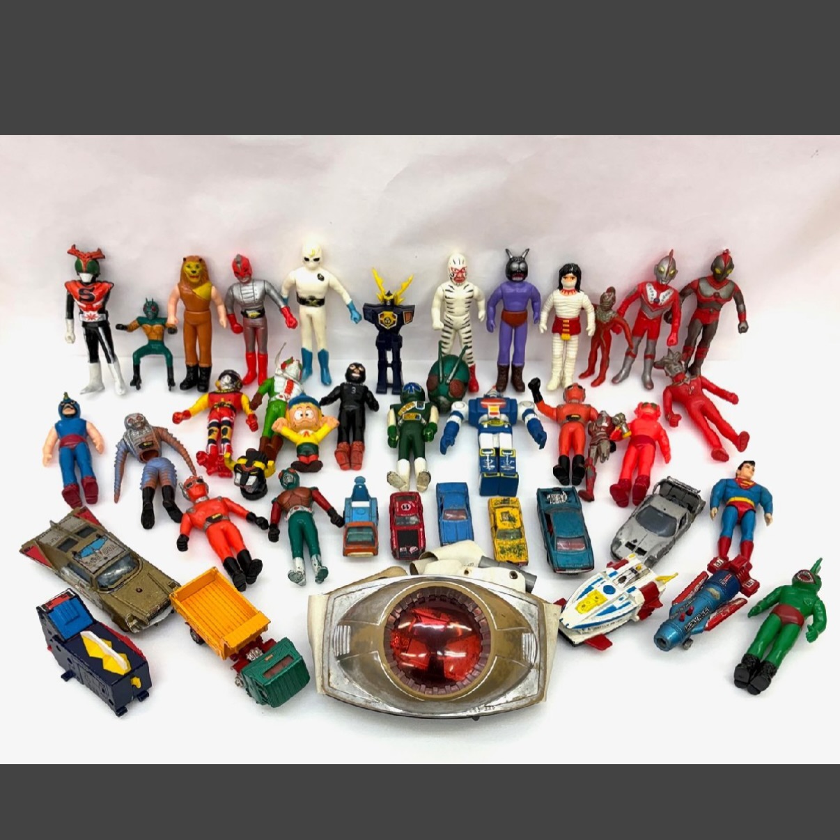🤖
⁡
【激レア️】
昭和レトロなフィギュア＆ミニカーが大量入荷

ソフビから超合金、変身ベルトまで。
この「ごちゃ混ぜ感」が当時の子供部屋を思い出させます。
⁡

 仮面ライダーV3、ストロンガー

 ウルトラマンシリーズ

 当時のミニカーやトラック

 迫力の変身ベルト

経年変化による味が出ていて、ディスプレイにも最高です
⁡
⁡
塗装の剥げすら、一緒に戦った「証」に見えてきます(⊃ᐛ )⊃⊂( ᐖ⊂)
⁡
⁡
⁡
ぜひ1度、 で検索ください【ハピオク】[]
⁡
⁡