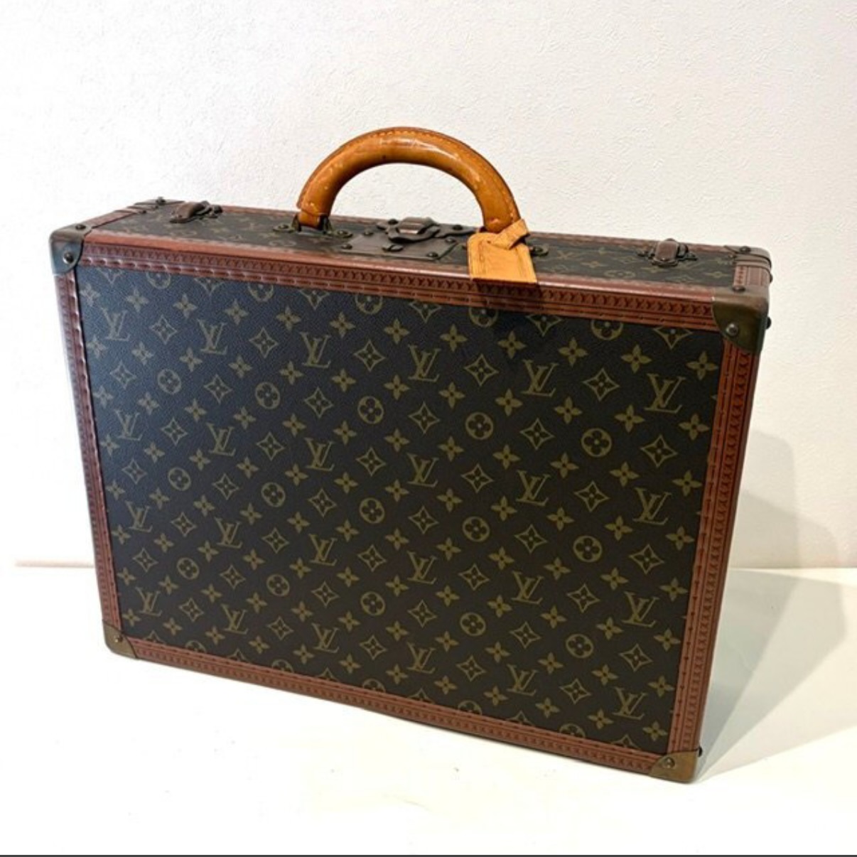 ⁡
時を重ねたからこそ生まれる風格。
Louis Vuitton モノグラム アタッシュケース。
⁡

ヌメ革の美しいエイジングや真鍮金具の味わいなど、ヴィンテージならではの魅力が詰まった一品です。
⁡

ビジネスバッグとしてはもちろん、インテリアやショップディスプレイ、撮影小物としても存在感は抜群。
⁡

使うだけでなく、眺めて楽しみたくなるルイ・ヴィトンの名作です
⁡
⁡
⁡