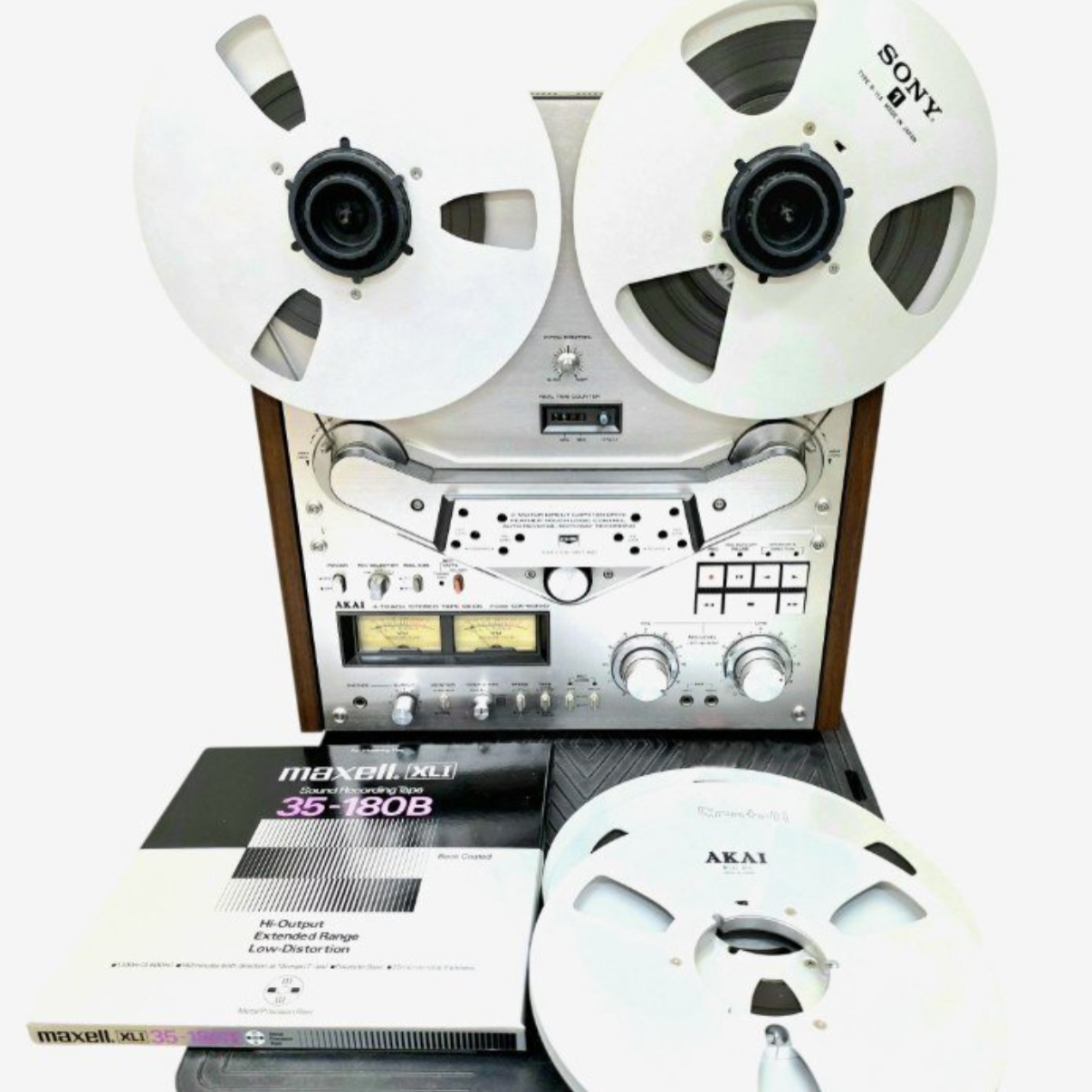 ⁡.
 𝐀𝐊𝐀𝐈 𝐆𝐗-𝟔𝟑𝟓𝐃 

レトロオーディオ好きさん必見…！

AKAI（アカイ）の名機、
オープンリールデッキ「GX-635D」が出品中です

 4トラック
🔄 オートリバース
 空リール付き

ずらりと並んだリールがなんとも美しい…
存在感たっぷりのヴィンテージオーディオで、
お部屋のディスプレイとしても目を惹く一台です🖤

「昔から欲しかった…！」という方も、
レトロオーディオがお好きな方も、
ぜひチェックしてみてください

🛒 現在出品中です！
⁡
⁡